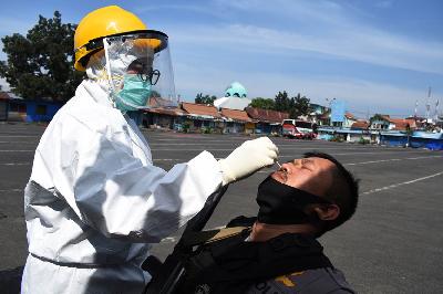 Polisi menjalani tes polymerase chain reaction di Terminal Cicaheum, Bandung, Jawa Barat, 13 Mei lalu.