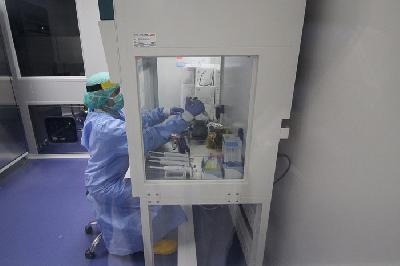 Petugas kesehatan beraktivitas di ruang ekstraksi laboratorium biomolekuler PCR Rumah Sakit Pelindo Husada Citra (PHC), Surabaya, Jawa Timur, 12 Mei 2020.