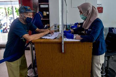 Peserta BPJS Kesehatan mengurus kelengkapan administrasi di Kantor BPJS Kesehatan Cabang Pasar Minggu, Jakarta, 14 Mei 2020. Tempo/Tony Hartawan