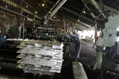 Pekerja mengikat aluminium yang telah dicetak di pabrik peleburan PT Inalum, Kabupaten Batu Bara, Sumatera Utara, 10 Desember 2012. ANTARA/Irsan Mulyadi