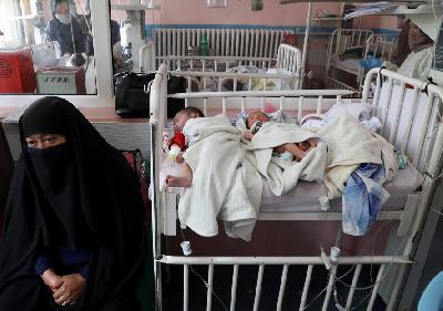 Sejumlah bayi yang baru lahir kehilangan ibu mereka setelah serangan terhadap rumah sakit bersalin pada Selasa lalu di Kabul, Afganistan, 13 Mei 2020. REUTERS/Omar Sobhani