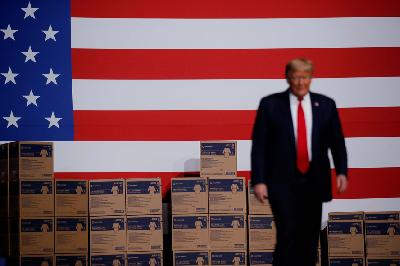 Presiden Amerika Serikat Donald Trump mengunjungi distributor alat kesehatan Owens & Minor di Allentown, Pennsylvania, Amerika Serikat, 14 Mei 2020. REUTERS/Carlos Barria