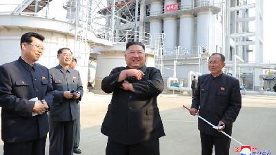 Kehadiran Kim Jong-un dalam peresmian pabrik pupuk di utara Pyongyang, Korea Utara, 2 Mei 2020./REUTERS/KCNA