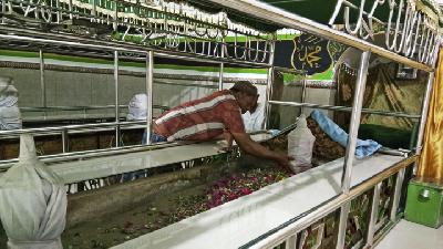 Peziarah Agus Mangung menaburkan bunga ke Makam Syekh Yusuf di Kampung Lakiung, Kelurahan Katangka, Kecamatan Somba Opu Kabupaten Gowa, Jumat 8 Mei 2020. TEMPO/Didit Hariyadi