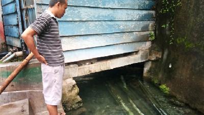 Sulaiman penjaga makam,  menunjukan sumber mata air tempat Dato Di Tiro menancapkan tongkatnya, di Kecamatan Bonto Tiro, Kabupaten Bulukumba, Sulawesi Selatan, Mei 2020. TEMPO/Didit Hariyadi 