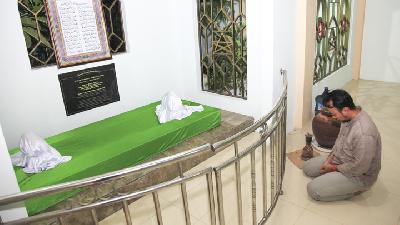 Peziarah berdoa di makam KH Tubagus Muhammad Falak, di Pondok Pesantren Al Falak, Pagentongan, Bogor, Senin (4/5). TEMPO/Gunawan Wicaksono