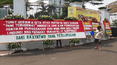 Karangan bungan sebagai bentuk dukacita atas pengesahan RUU Minerba, di depan Gedung DPR, Senayan, Jakarta. F/ oto: Dok. Bersihkan Indonesia