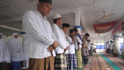 Jamaah Tarekat Syattari melakukan zikir seusai melaksanakan salat Idul Adha di  Andalas, Padang, Sumatera Barat, September 2016. ANTARA/Iggoy El Fitra