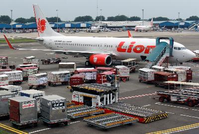 Pesawat Lion Air melakukan bongkar muat angkutan kargo di Apron Terminal 1 Bandara Soekarno Hatta, Tangerang, Banten, 30 April 2020. ANTARA/Muhammad Iqbal