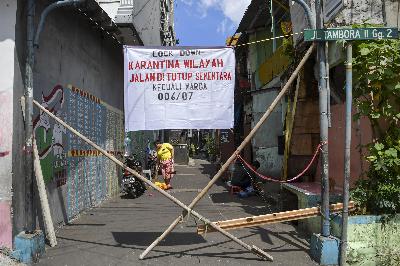 Jalan yang ditutup warga di kawasan Tambora, Jakarta, 3 April 2020. ANTARA/Nova Wahyudi