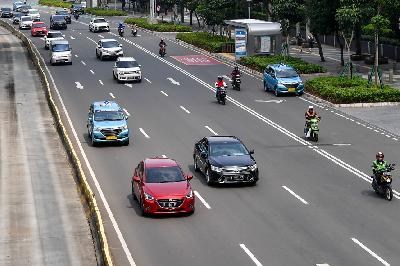 Sejumlah pengendara melintas di kawasan Senayan, Jakarta, 17 Mei 2020.  ANTARA FOTO/Nova Wahyudi/foc.
