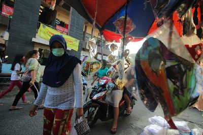 Warga berbelanja di Pasar Kupang Gunung, Surabaya, Jawa Timur, 17 Mei 2020. ANTARA/Didik Suhartono