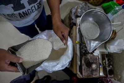 Pedagang menimbang gula pasir eceran seberat 1kg di Pasar Senen, Jakarta, 16 Maret 2020. Tempo/Tony Hartawan