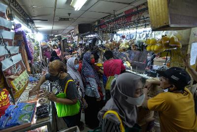 Warga membeli kebutuhan lebaran di Pasar Jatinegara Jakarta, 18 Mei 2020.Tempo/Tony Hartawan