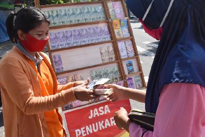 Penjual jasa penukaran uang baru melayani konsumen di Kota Madiun, Jawa Timur, 17 Mei 2020. ANTARA/Siswowidodo