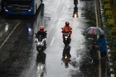 Warga beraktivitas saat hujan di kawasan jalan HR. Rasuna Said, Jakarta, Selatan, 18 Mei 2020.   TEMPO/Imam Sukamto