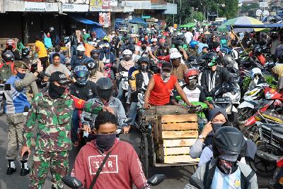 Anggota TNI AD bersama Satpol PP Kota Bogor mengatur arus lalu lintas di kawasan Pasar Anyar, Kota Bogor, Jawa Barat, 18 Mei 2020. ANTARA/Arif Firmansyah