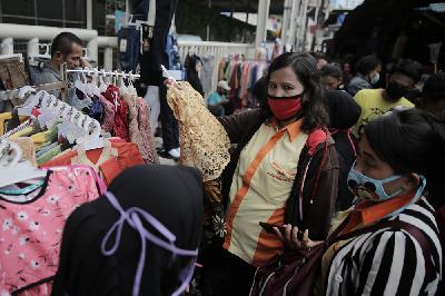 Warga berbelanja pakaian yang dijual pedagang kaki lima di atas trotoar Jalan Jati Baru Raya, Tanah Abang, Jakarta, 18 Mei 2020.  TEMPO/Muhammad Hidayat
