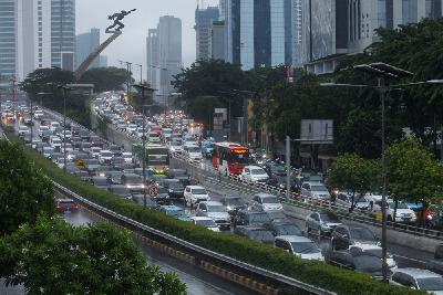 Kemacetan lalu lintas saat pemberlakuan Pembatasan Sosial Berskala Besar di Tol Dalam Kota dan Jalan MT Haryono, Pancoran, Jakarta, 18 Mei 2020. ANTARA/Rifki N