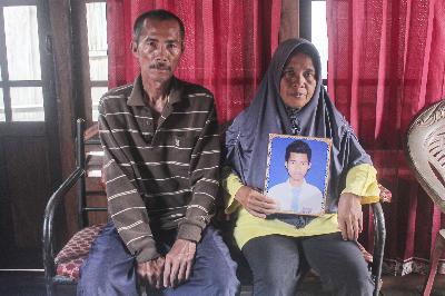 Orang tua dari Ari (24), salah satu Anak Buah Kapal (ABK) Long Xing 629 menunjukkan foto anaknya di Desa Serdang Menang, Sirah Pulau Padang, Kabupaten Ogan Komering Ilir, Sumatera Selatan, 9 Mei 2020. ANTARA/Triyan Wahyudi