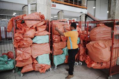 Petugas mempersiapkan barang yang akan dikirim melalui PT Pos Indonesia di Kantor Pos Jakarta Pusat, 19 Mei 2020.
TEMPO/Muhammad Hidayat