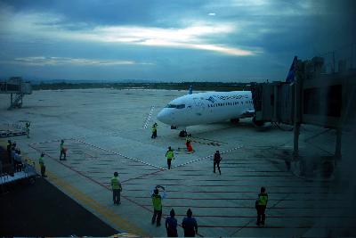 Pesawat Garuda Indonesia mendarat di Bandara Internasional Jawa Barat (BIJB), Kertajati, Majalengka, Jawa Barat. TEMPO/Prima Mulia