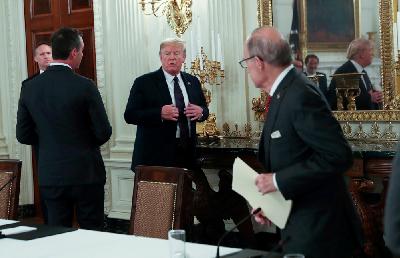 Presiden Amerika Serikat Donald Trump berbicara dengan sejumlah pejabat dalam pertemuan penanganan Covid-19 di Gedung Putih, 18 Mei 2020. REUTERS/Leah Millis