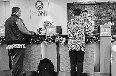 Nasabah melakukan transaksi perbankan di Bank Negara Indonesia (BNI), Jakarta. TEMPO/Tony Hartawan