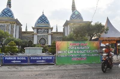 Pengumuman prihal shalat ied di halaman Masjid Agung Baitul Hakim Kota Madiun, Jawa Timur, 15 Mei 2020. ANTARA/Siswowidodo