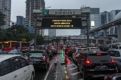 Ajakan jangan mudik terpasang di papan pengumuman pintu tol dalam kota, Kuningan, Jakarta, 18 Mei 2020. ANTARA FOTO/Rifki N