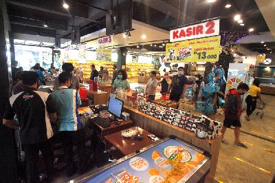 Warga berbelanja di tempat penjualan oleh-oleh saat pemberlakuan PSBB di Puncak, Kabupaten Bogor, Jawa Barat, 26 Mei 2020. ANTARA/Yulius Satria Wijaya