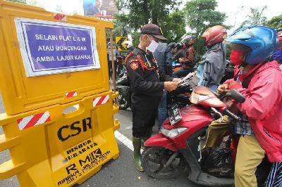 Penyekatan di pos pemeriksaan Bundaran Waru, Surabaya, Jawa Timur, 25 Mei lalu.
