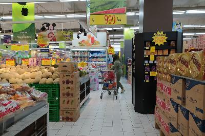 Pengunjung berbelanja kebutuhan pokok di Hypermart Mall Ciputra Cibubur, Kota Bekasi, Jawa Barat, 22 Mei 2020.   Tempo/Bintari Rahmanita