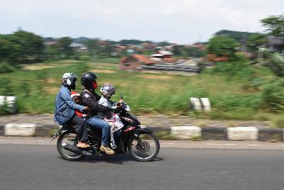 Pemudik dari arah Tasikmalaya, Garut, dan Jawa Tengah, melintas naik sepeda motor saat arus balik di Cileunyi, Kabupaten Bandung, Jawa Barat, 27 Mei 2020. TEMPO/Prima mulia