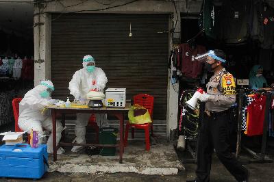 Petugas medis bersiap melakukan rapid test COVID-19 di Pasar Sore Manukan, Surabaya, Jawa Timur, 22 Mei 2020. ANTARA/Didik Suhartono