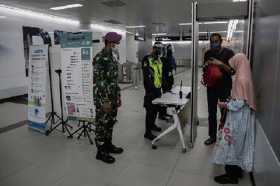 Personel TNI saat berjaga di Stasiun MRT Bundaran HI, Jakarta, 26 Mei 2020.  TEMPO/M Taufan Rengganis