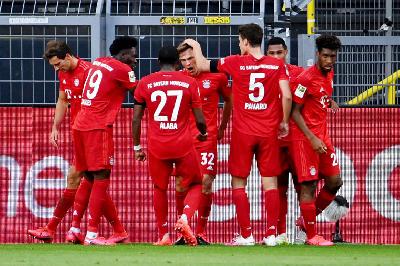 Pemain Bayern Munchen merayakan gol saat bertanding melawan Borussia Dortmund di Signal Iduna Park, Dortmund, Jerman, 26 Mei 2020. Federico Gambarini/Pool via REUTERS