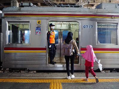 Calon penumpang KRL bersiap naik kereta di Stasiun Depok Baru, Depok, Jawa Barat, 13 Mei 2020. TEMPO/Nurdiansah