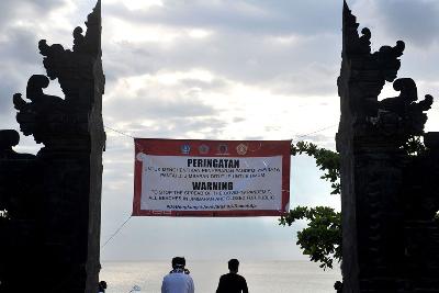 Spanduk penutupan kawasan sementara terpasang di kawasan wisata Pantai Jimbaran, Badung, Bali, 1 April 2020. ANTARA/Fikri Yusuf