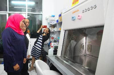 Gubernur Jawa Timur Khofifah Indar Parawansa (kiri) di Laboratorium Influenza, Institute of Tropical Disease (ITD), Universitas Airlangga, Surabaya, Jawa Timur, 14 Maret 2020. ANTARA/Moch Asim