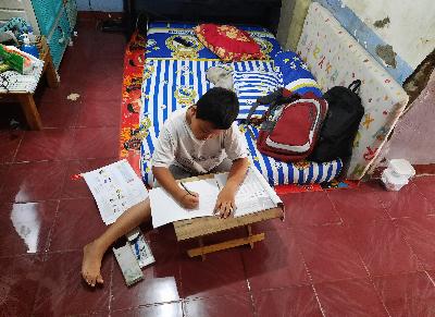 Siswa kelas 2 sedang mengerjakan tugas sekolah dari rumah secara online di Kampung Baru I, Halim Perdanakusuma, Jakarta Timur, 16 Maret 2020. Tempo/Imam Sukamto