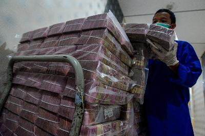 Pegawai bank siap mendistribusikan uang di Cash Pooling Bank Mandiri, Jakarta, 8 Mei 2020. Tempo/Tony Hartawan