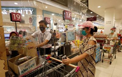 Warga berbelanja kebutuhan pokok di supermarket di Tangerang, 26 Mei 2020. REUTERS/Willy Kurniawan