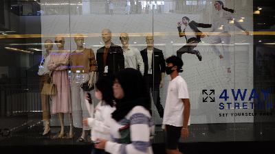 Warga di Summarecon Mall Bekasi di Bekasi, Jawa Barat, 26 Mei 2020. TEMPO/Hilman Fathurrahman W
