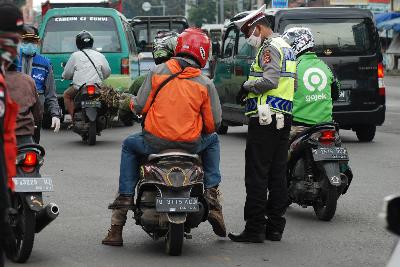 Polisi memeriksa pengendara sepeda motor jelang berakhirnya PSBB Jawa Barat di check point Cicaheum, Bandung, Jawa Barat, 28 Mei 2020. TEMPO/Prima Mulia