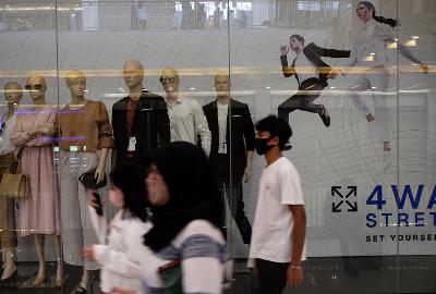 Pengunjung melewati toko pakaian yang masih tutup di Summarecon Mall Bekasi di Bekasi, Jawa Barat, 26 Mei 2020. TEMPO / Hilman Fathurrahman W