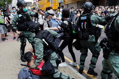 Sejumlah  pendemo anti-pemerintah terlibat bentrok dengan polisi anti huru hara selama aksi unjuk rasa menentang RUU Keamanan dan RUU Lagu Kebangsaan  di Hong Kong,  27 Mei 2020. REUTERS / Tyrone Siu 