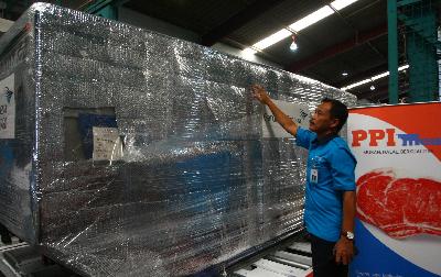 Petugas cargo memeriksa kontainer berisi daging sapi impor dari Australia yang didatangkan oleh  PT Perusahaan Perdagangan Indonesia (Persero) setibanya di kawasan Cargo Bandara Soekarno Hatta, Tangerang, Banten, Jumat (17 Juni 2016). ANTARA FOTO/Muhammad Iqbal/16
