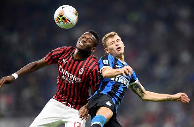 Pemain AC Milan Rafael Leao dan Inter Milan Nicolo Barella dalam Serie A di San Siro, Milan, Italia,21 September 2019.  REUTERS/Daniele Mascolo