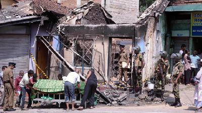 Polisi Srilangka melakukan olah tkp setelah terjadi bentrok di kota Digana, Kandy, Srilangka, Maret 2018. REUTERS/Stringer